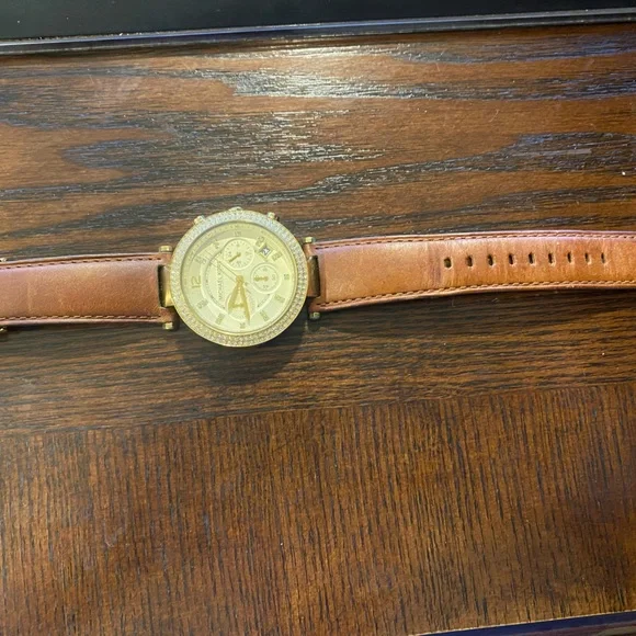 Michael Kors Women’s Watch - leather strap *needs battery - Picture 4 of 12